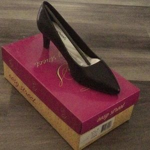 easy street BLACK pump heels.